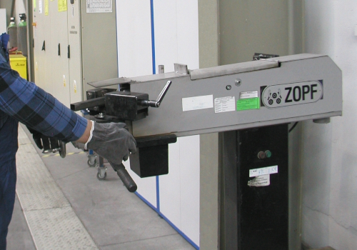 Grinding machine for shaping pipe ends of roller profiles